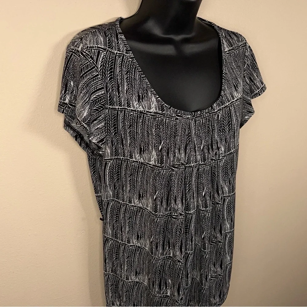 SMALL EAST 5th BLACK WHITE SHORT SLEEVE TOP FEATHER PRINT STRETCH
